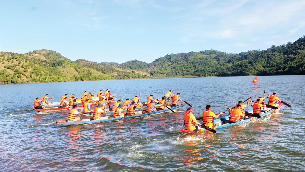 Hội đua thuyền truyền thống của cư dân lúa nước ở Đạ Tẻh dịp đầu xuân