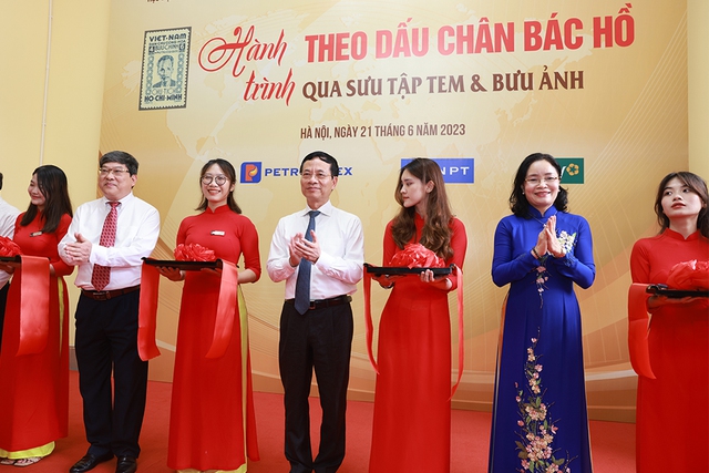 Triển lãm “Hành trình theo dấu chân Bác Hồ qua sưu tập tem và bưu ảnh” - Ảnh 1. Triển lãm “Hành trình theo dấu chân Bác Hồ qua sưu tập tem và bưu ảnh” - Ảnh 1.