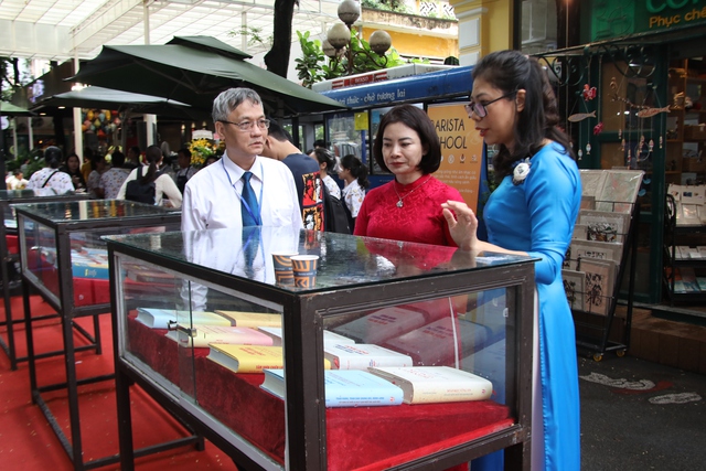 Triển lãm sách về Chủ tịch Hồ Chí Minh và các đồng chí lãnh đạo Đảng, Nhà nước - Ảnh 1. Triển lãm sách về Chủ tịch Hồ Chí Minh và các đồng chí lãnh đạo Đảng, Nhà nước - Ảnh 1.