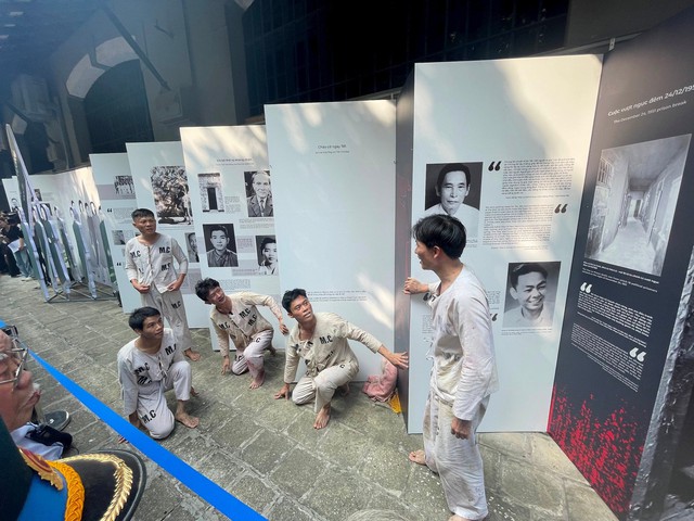 Khai mạc trưng bày "Sông Hồng cuộn sóng" - Ảnh 1. Khai mạc trưng bày "Sông Hồng cuộn sóng" - Ảnh 1.