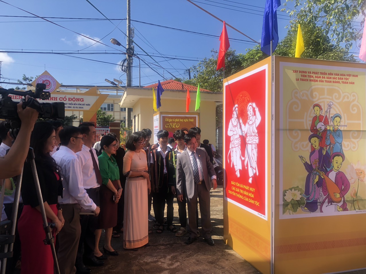 Triển lãm tranh cổ động tấm lớn về văn hóa, con người Việt Nam tại Đăk Nông - Ảnh 2. Triển lãm tranh cổ động tấm lớn về văn hóa, con người Việt Nam tại Đăk Nông - Ảnh 2.