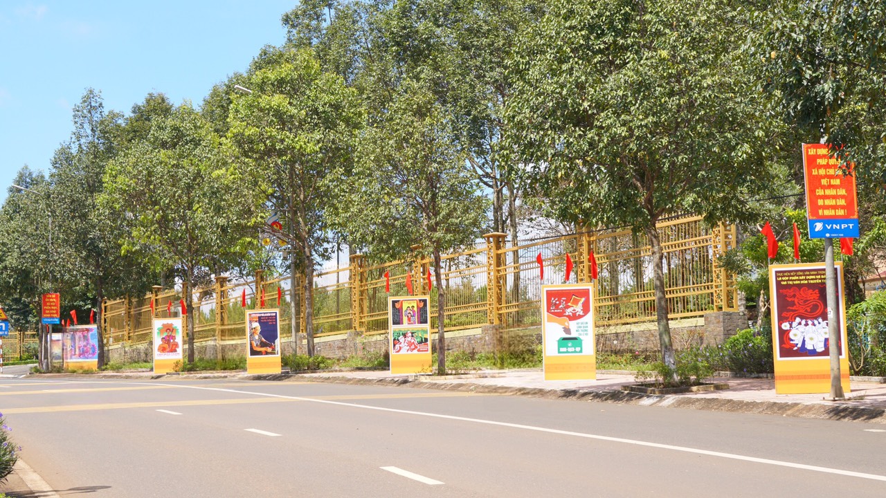 Triển lãm tranh cổ động tấm lớn về văn hóa, con người Việt Nam tại Đăk Nông - Ảnh 3. Triển lãm tranh cổ động tấm lớn về văn hóa, con người Việt Nam tại Đăk Nông - Ảnh 3.
