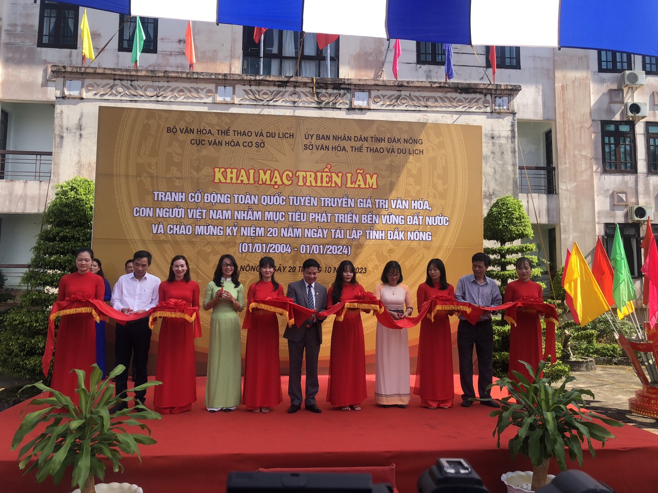 Triển lãm tranh cổ động tấm lớn về văn hóa, con người Việt Nam tại Đăk Nông - Ảnh 1. Triển lãm tranh cổ động tấm lớn về văn hóa, con người Việt Nam tại Đăk Nông - Ảnh 1.