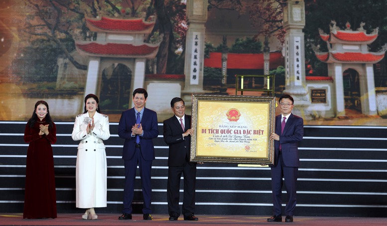 Phó Thủ tướng Lê Thành Long trao Bằng xếp hạng Di tích quốc gia đặc biệt cụm di tích Từ Lương Xâm- Ảnh 2. Phó Thủ tướng Lê Thành Long trao Bằng xếp hạng Di tích quốc gia đặc biệt cụm di tích Từ Lương Xâm- Ảnh 2.