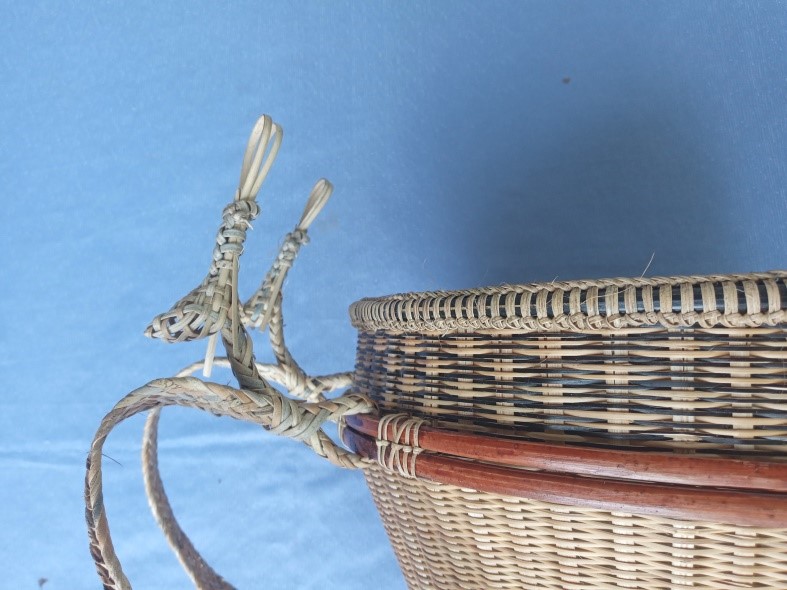 How does the size and shape of the basket affect the weaving method?